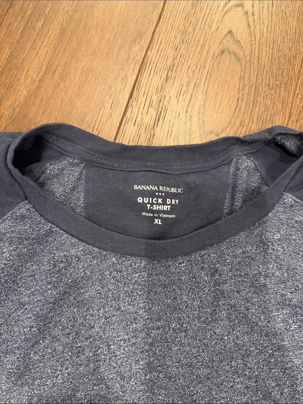 Banana Republic Quick Dry Long Sleeve Raglan Shirt - Medium - C27-173